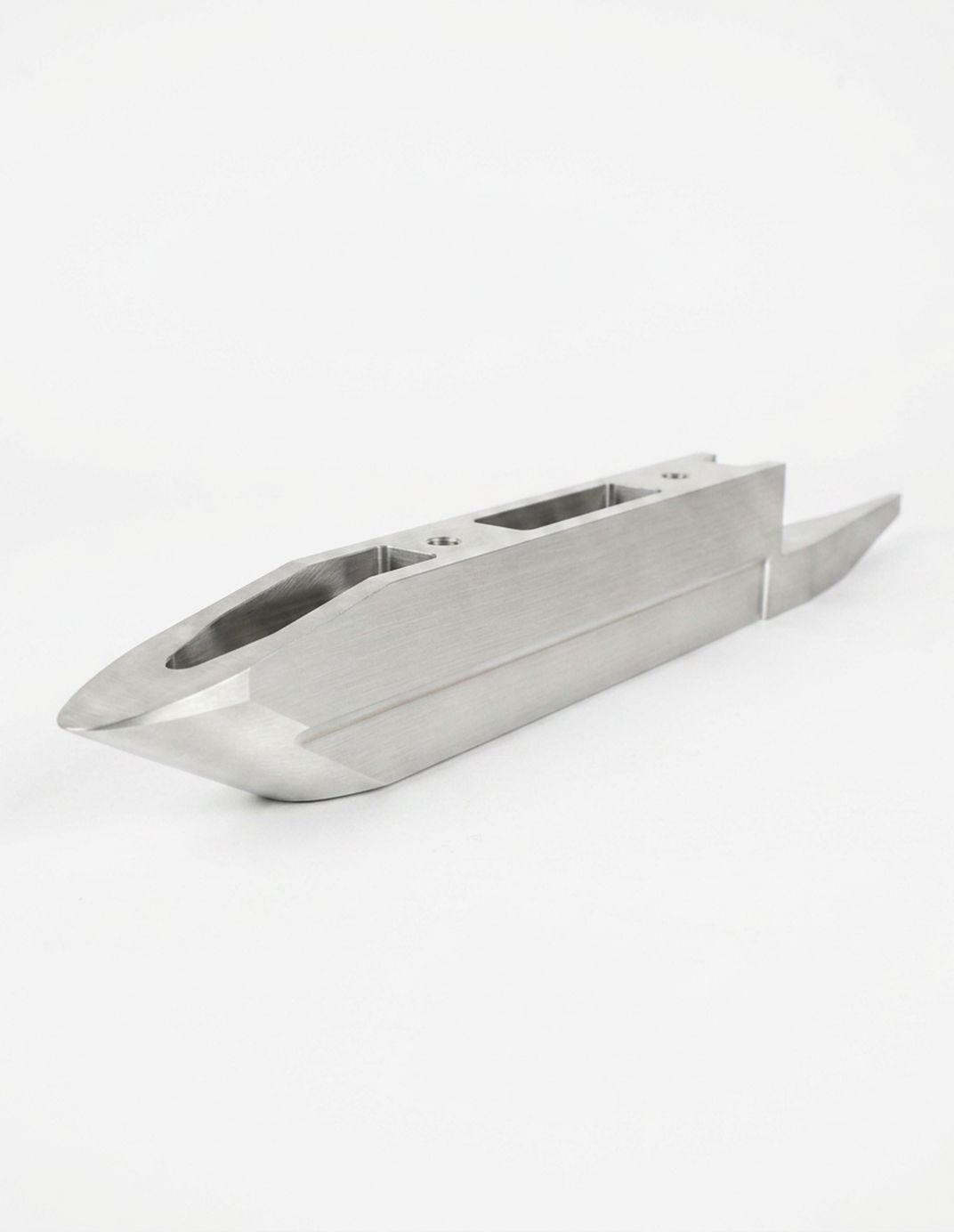 Long machined marine component with a tapered profile